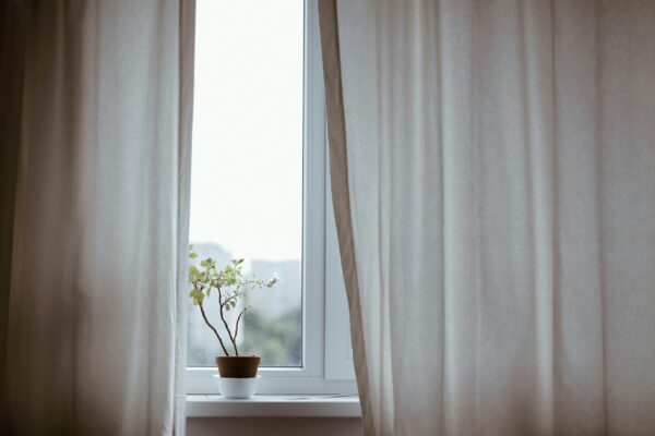 Guia Completo para Escolher Cortinas para a Sua Sala: Modelos, Dicas e Custo-Benefício
