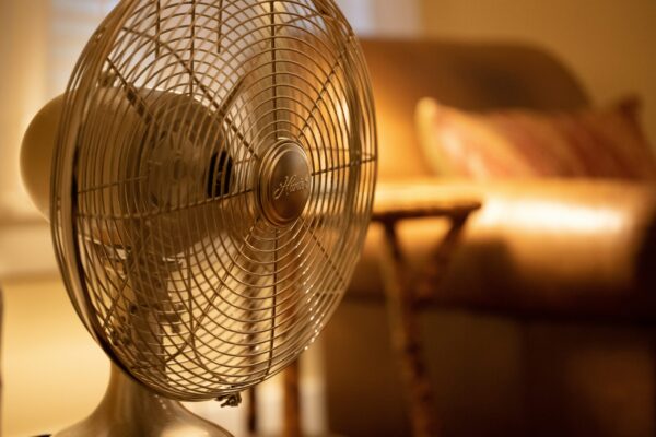 Ventilador de Mesa, Ventilador de Teto ou Climatizador de Ar: Qual a Melhor Escolha para Suas Necessidades?