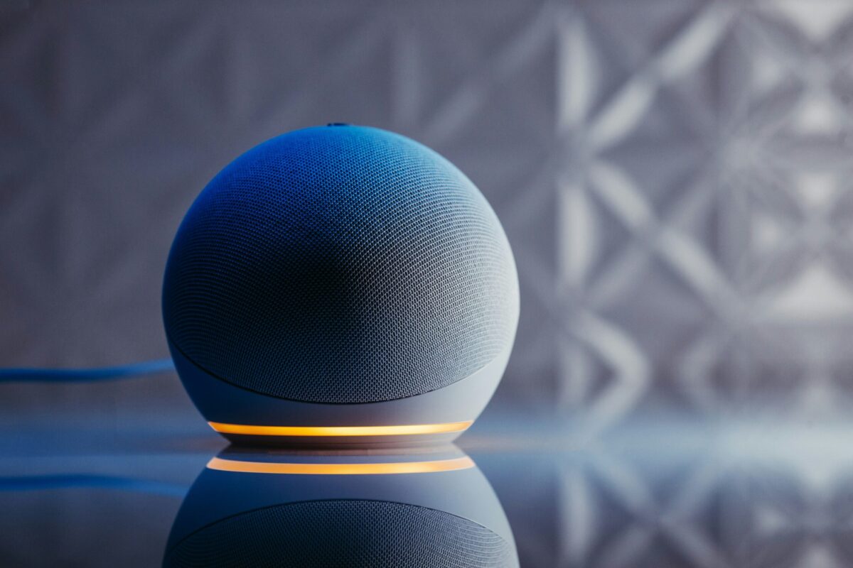 Assistentes Virtuais para Idosos: Como a Alexa Pode Facilitar a Rotina de quem Mora Sozinho