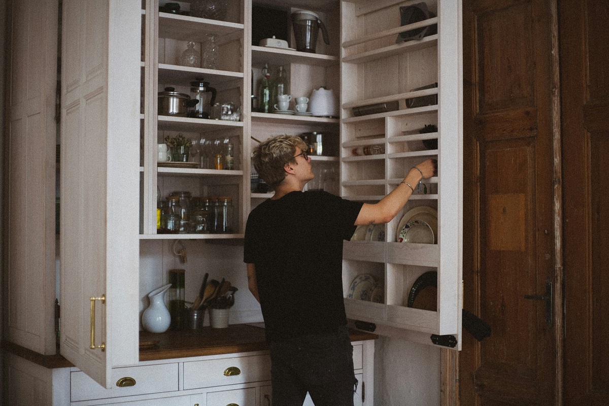 Como organizar armário de cozinha: guia prático com dicas e produtos úteis